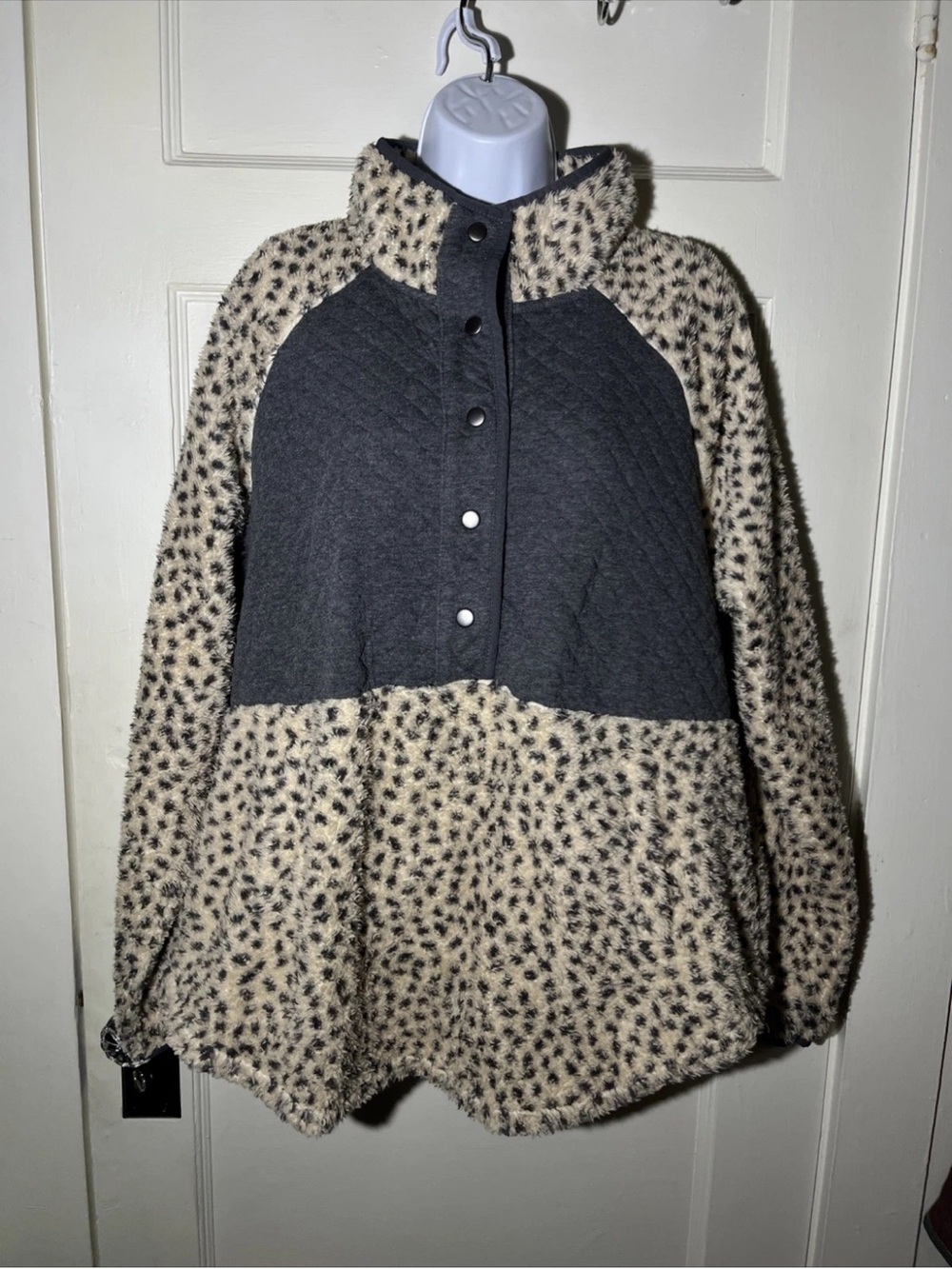 Women’s Sweater Size 1X Maurices Cream & Gray Fuzzy Animal Print Pullover
